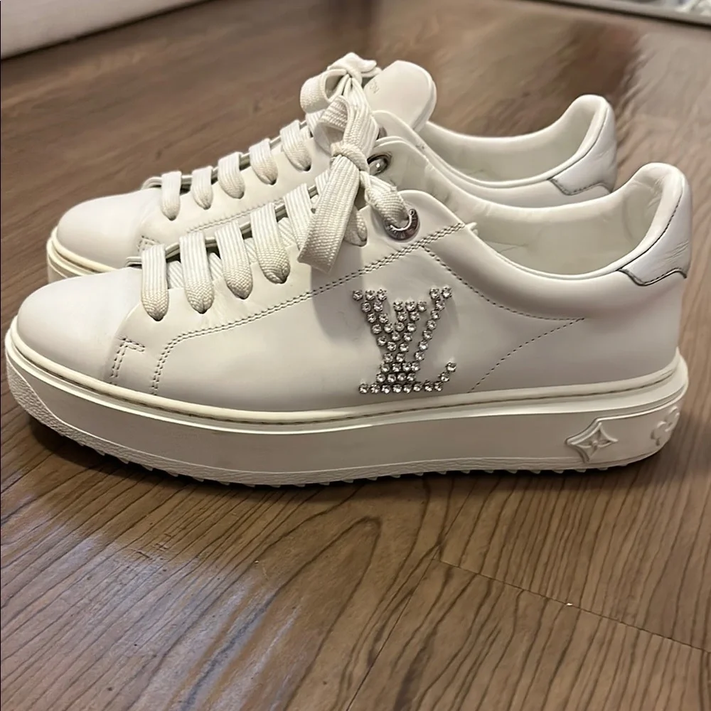 Louis Vuitton White Silver Sneakers with Crystal V Logo - Picture 4 of 4